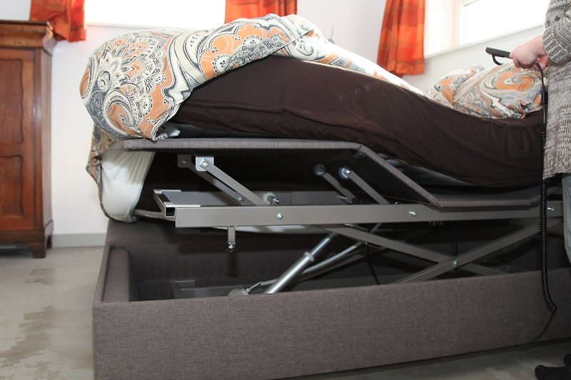 Für ältere oder behinderte Menschen gibt es ein Hoch-Tief-Bett.