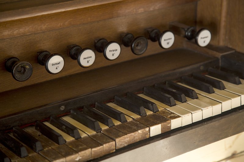Die Tasten der Orgel haben ihre besten Tage als Instrument hinter sich, aber sie ist fotogener denn je.