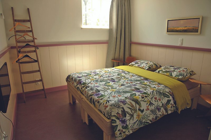 Das fünfte Schlafzimmer hat ein Etagenbet und ein Doppelbett (das auch als 2 Einzelbetten genutzt werden kann).