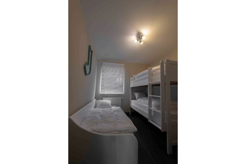 Slaapkamer met stapelbed en singlebed