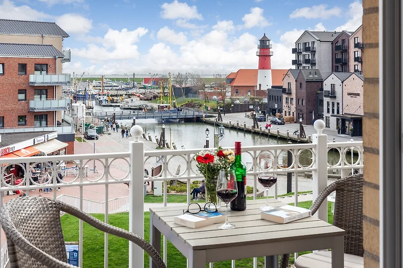 Balkon mit Sitzbereich und Blick ins Innere