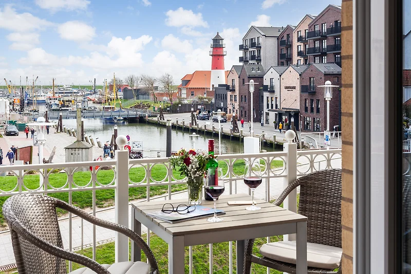 Balkon mit Sitzmöbeln und Blick auf den Museumshafen