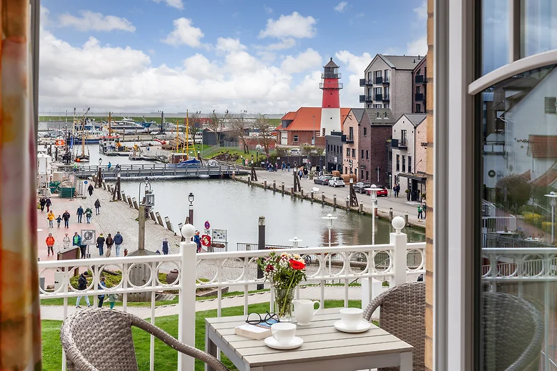 Hotelterrasse mit Stühlen im Küstenort