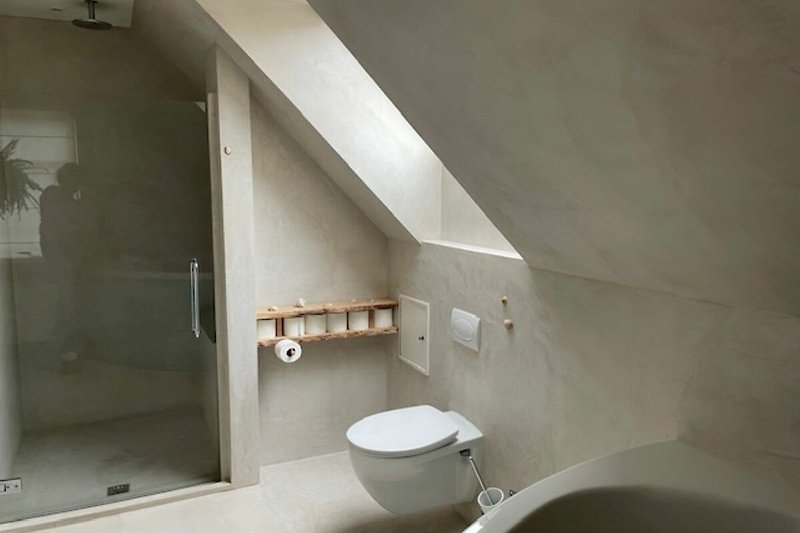 Modernes Badezimmer mit stilvoller Einrichtung.
