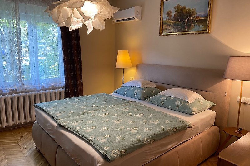 Schlafzimmer Nr.1 - Mit Boxspringbetten und dem Jahreszeit entsprechende Bettzeug
