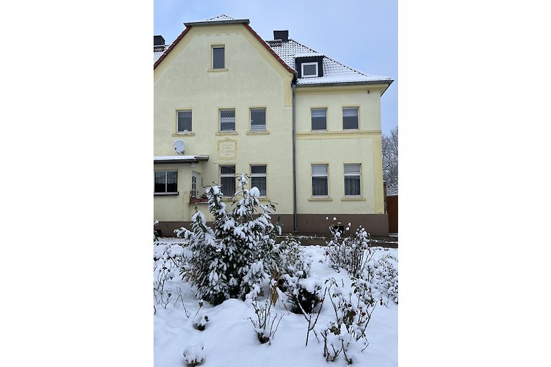 Das  winterliche Wohnhaus von der Hofseite
