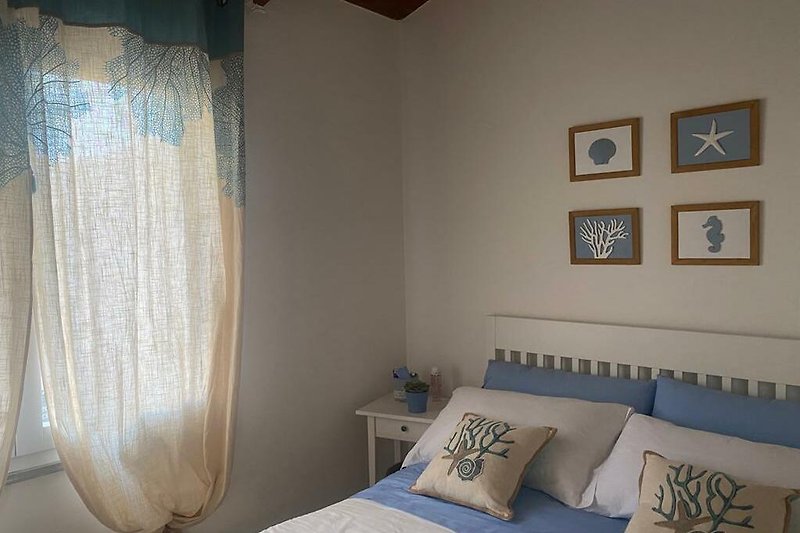 Un'abitazione con interni in legno, comfort e illuminazione accogliente.