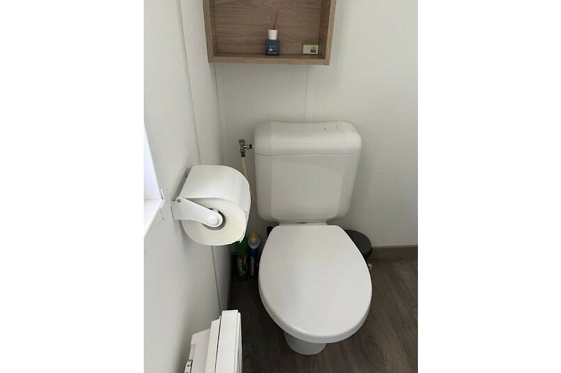 Gemütliches Badezimmer mit lila Fliesen und Keramikwaschbecken.