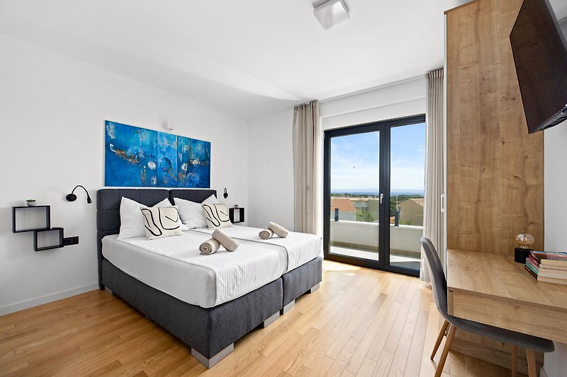Komfortables Apartment mit stilvoller Einrichtung und Holzboden.