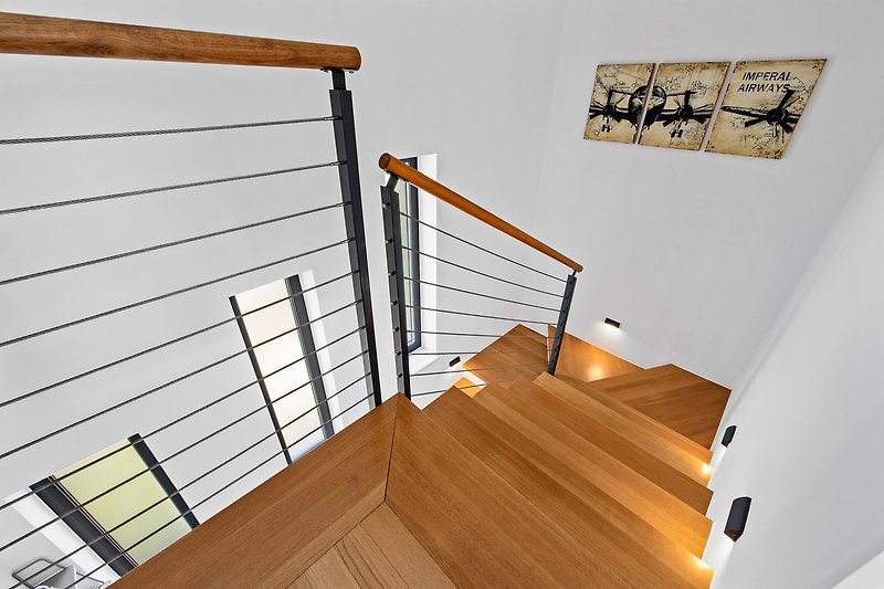 Stilvolle Holztreppe mit handgefertigtem Geländer und elegantem Design.