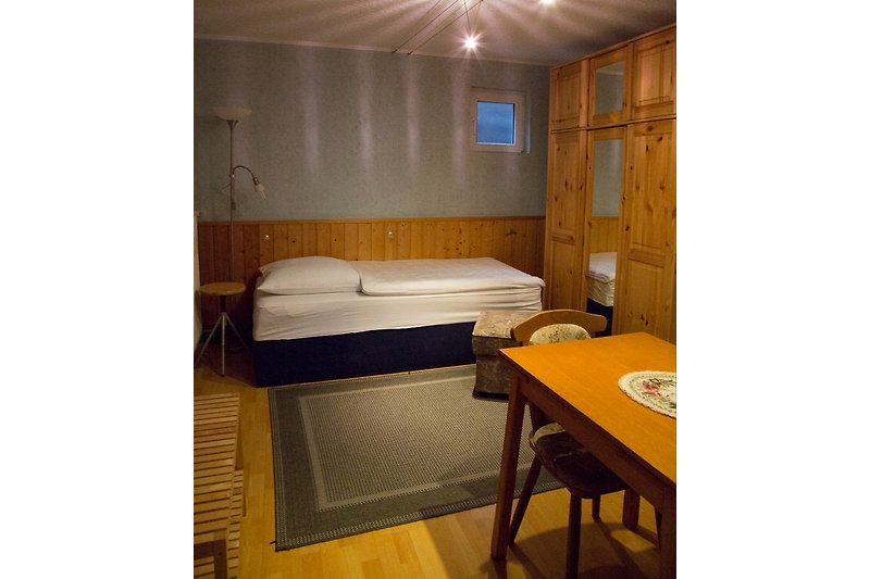 Schlafzimmer mit Einzelbett im EG