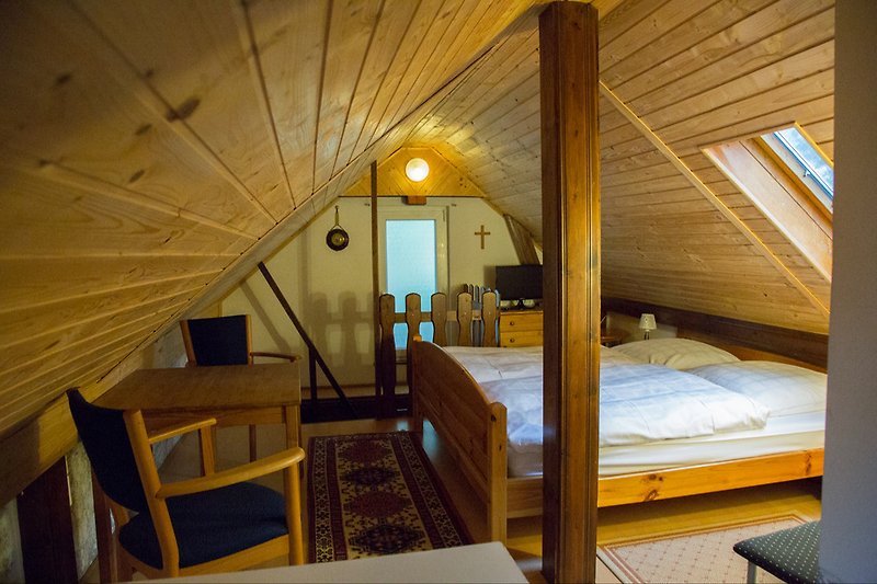 Wohn-/Schlafzimmer mit Doppelbett im DG