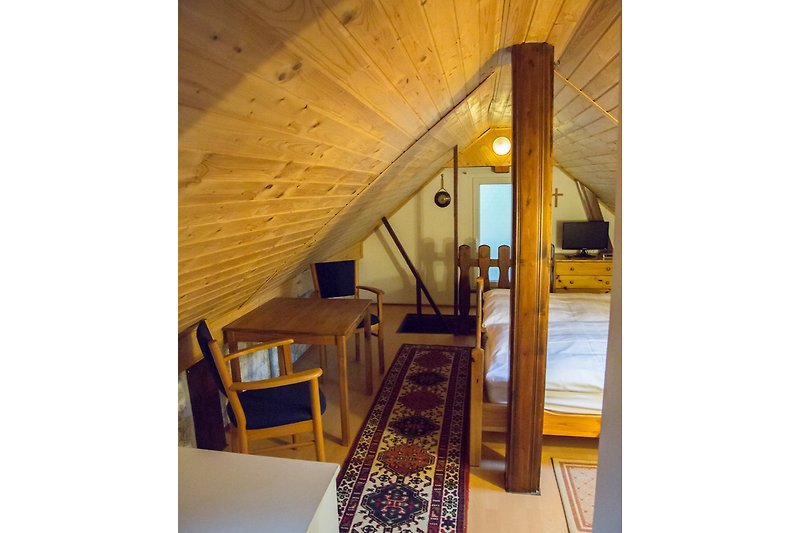 Wohn-/Schlafzimmer mit Doppelbett im DG