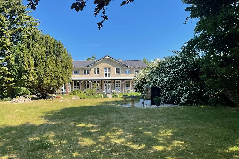Wunderschönes Landhaus mit großem Garten und malerischer Landschaft.