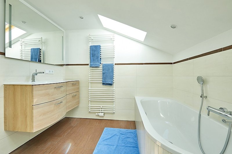 Bad mit Badewanne und Dusche