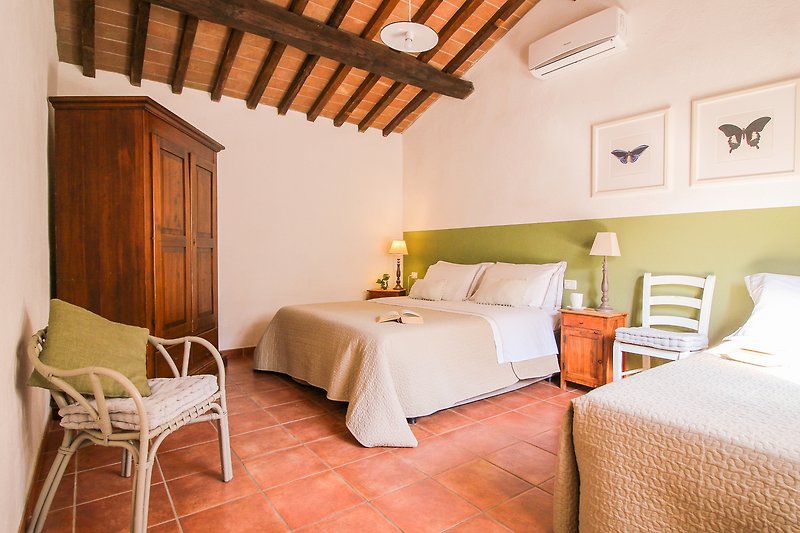Questa camera da letto elegante offre comfort e relax. Riposati su un letto in legno e goditi la vista dalla finestra.