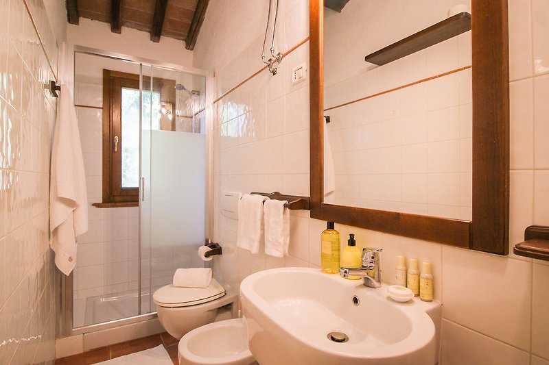 Un bagno moderno con lavandino, specchio e rubinetto. Rilassati e goditi un bagno rinfrescante.
