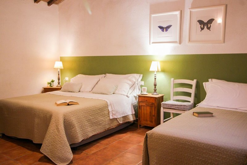 Goditi il comfort di un letto in legno con arredamento elegante. Rilassati e riposa in questa camera da letto accogliente.