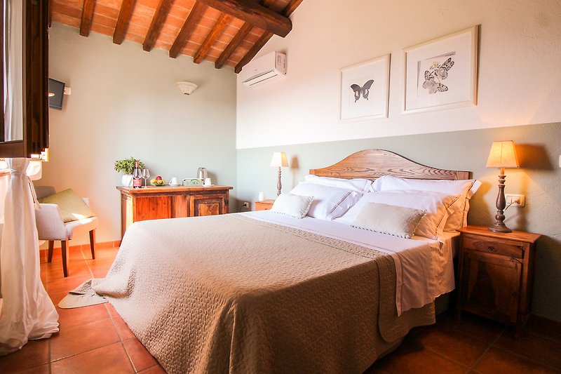 Arredamento elegante in legno, comfort e relax. Goditi una notte di riposo in questa accogliente camera da letto.