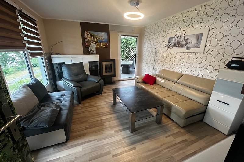 Wohnzimmer mit bequemer Couch, Holzmöbeln und stilvoller Beleuchtung.