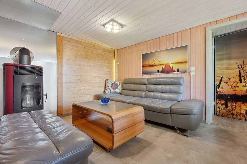 Stilvolles Wohnzimmer mit bequemer Couch, Holzmöbeln und moderner Beleuchtung.