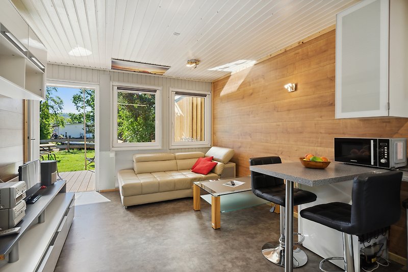 Modernes Wohnzimmer mit bequemer Couch, stilvollem Interieur und Pflanzen.