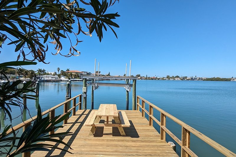 Eigenes Dock mit Ausblick über die Bucht (Delphine sind häufig zu Gast)