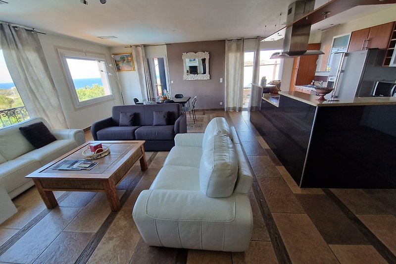 Intérieur confortable avec mobilier en bois et design moderne.