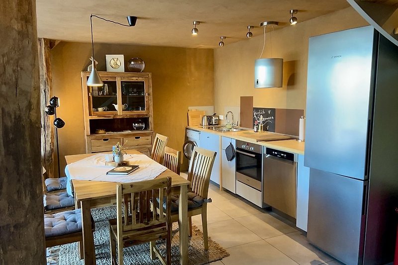 Moderne Küche mit Holzmöbeln, offener Wohnbereich, stilvolle Einrichtung.