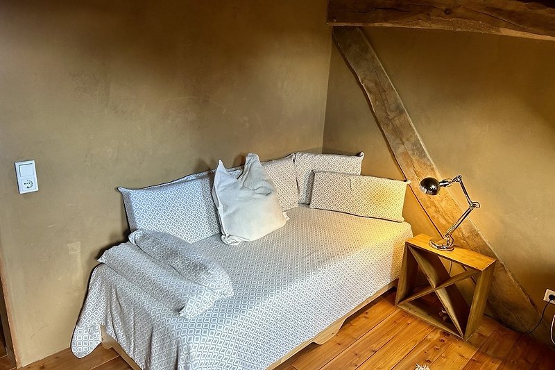 ein Stapelbett aus Holz, das zu einem 180x200cm oder zu zwei 90x200cm Betten umgebaut werden kann