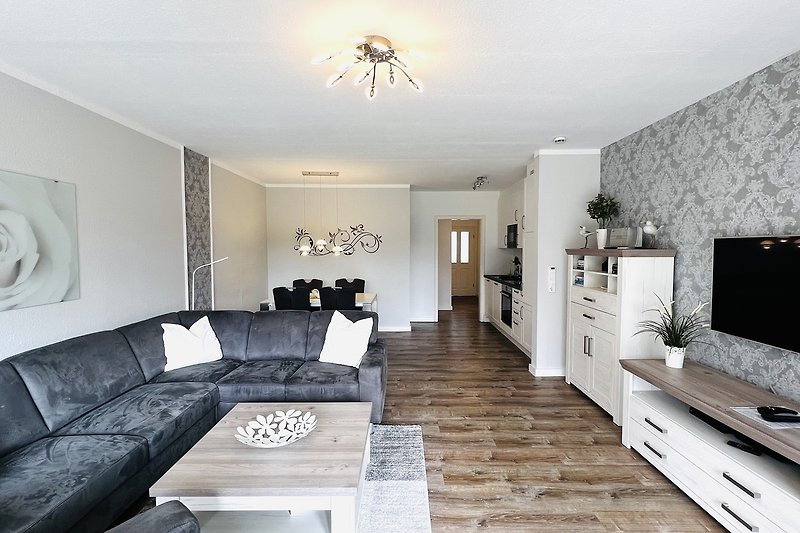 Offenes Wohnkonzept mit Wohnzimmer, Essecke und Küchenzeile