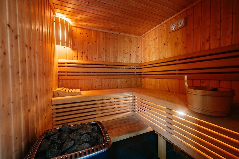 Prekrasna drvena kuća s saunom, prozorima i simetričnim dizajnom.