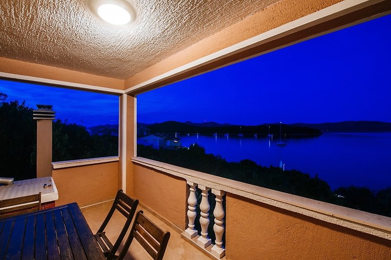 Predivan pogled na drvenu kuću uz jezero s prekrasnim pogledom na horizont.