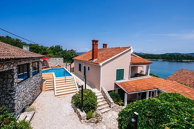 Villa mit Pool, Whirlpool und Sauna