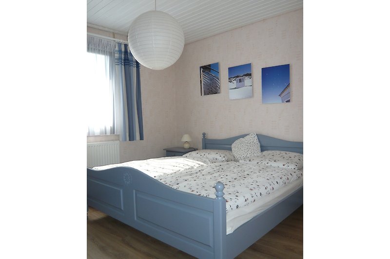 Schlafzimmer mit Doppelbett H 10