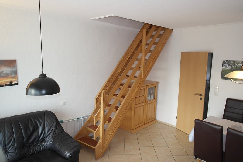 Der Wohnraum mit einer Treppe zum Schlafraum 