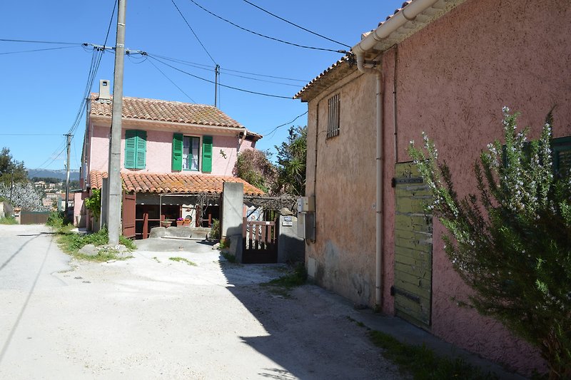 Haus mit Stellplatz und Cabanon (grüne Tür in rosa Fassase)