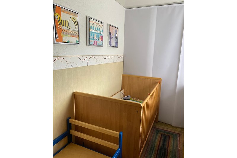 Das kleine Kinderzimmer, das sich ans Schlafzimmer anschließt