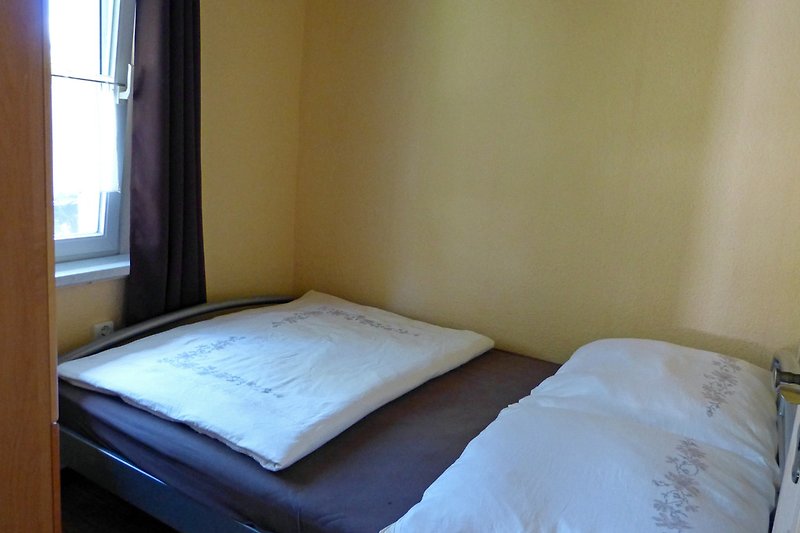 Schlafzimmer mit Bett 1,40m