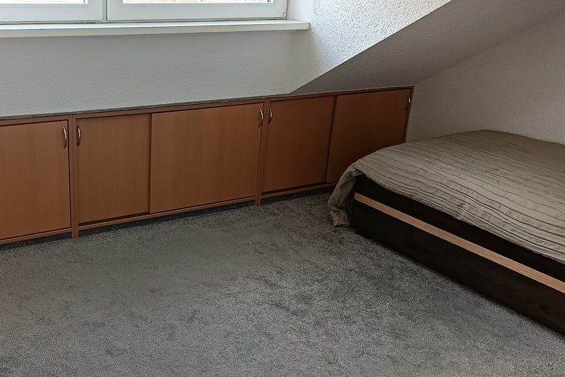 Schlafzimmer 2: Stapelbett - hier in raumsparender Variante für eine Person