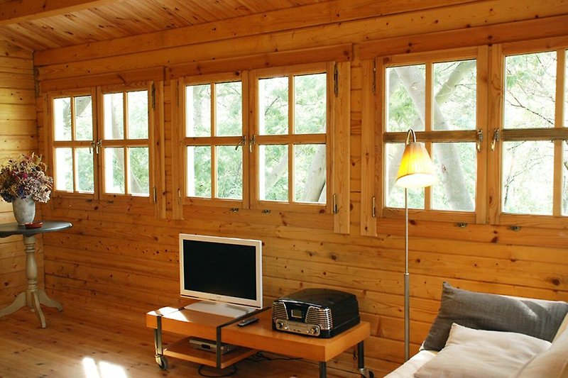 Genießen Sie den Komfort dieses Wohnzimmers mit stilvoller Einrichtung und Holzmöbeln.