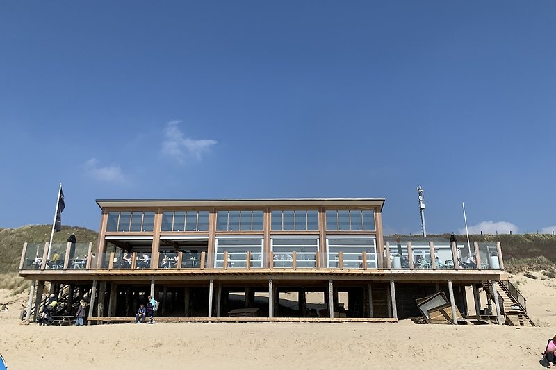 Beach pavilion at the bottom of our dune crossing, 500 meters / 5 minutes walking distance