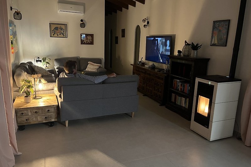 Gemütliches Wohnzimmer mit stilvollem Interieur und Fernseher.