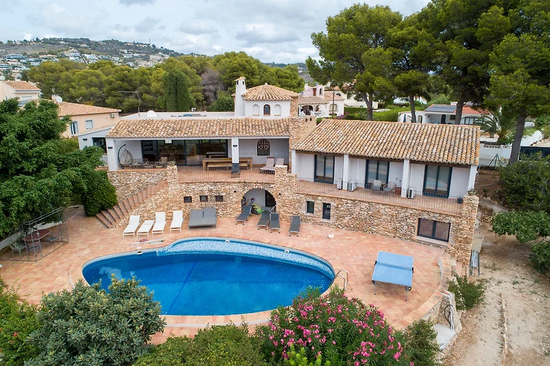 Elegante Villa mit Pool und großem Garten