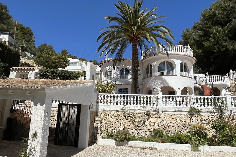 Wunderschöne Villa im spanischen Stil, mit Palmen und vielen Terrassen.