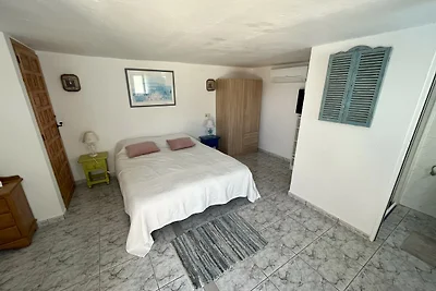 Camera da letto 3, piano terra. Camera da letto 3, piano terra.