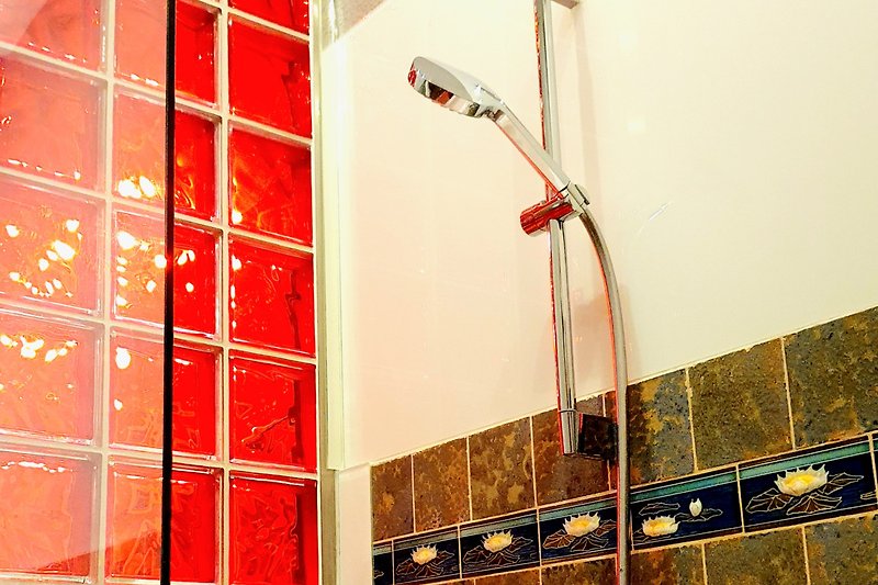 Badezimmer Bathroom mit Dusche with Shower