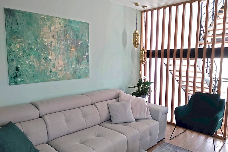 Stilvolles Wohnzimmer mit modernen Möbeln und Pflanzen.