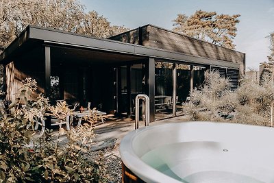 Luxe Waterlodge + hottub (6p)