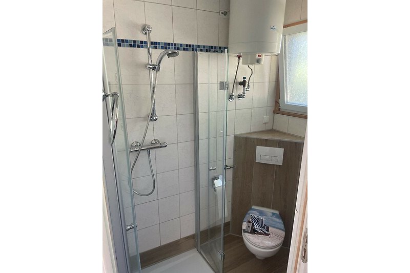 Modernes Badezimmer mit  Dusche und Glaswand.